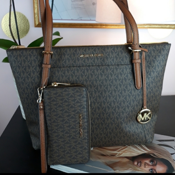 Michael Kors Handbags - 🆕️💕SALE Michael Kors Signature Matching Set